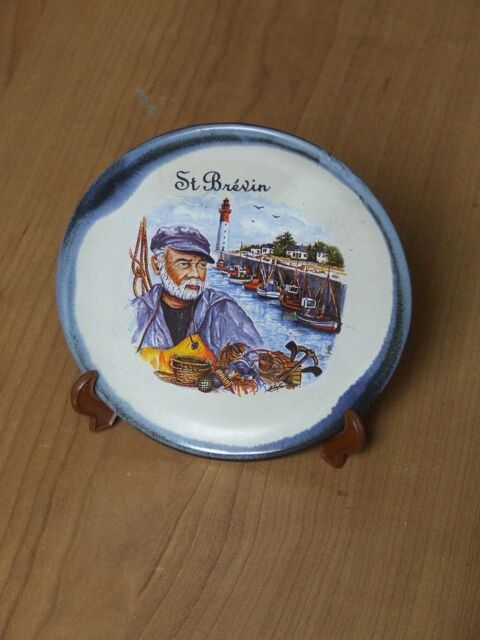 Petite assiette dcorative pcheur avec support. SAINT BREVI 1 Bagnolet (93)