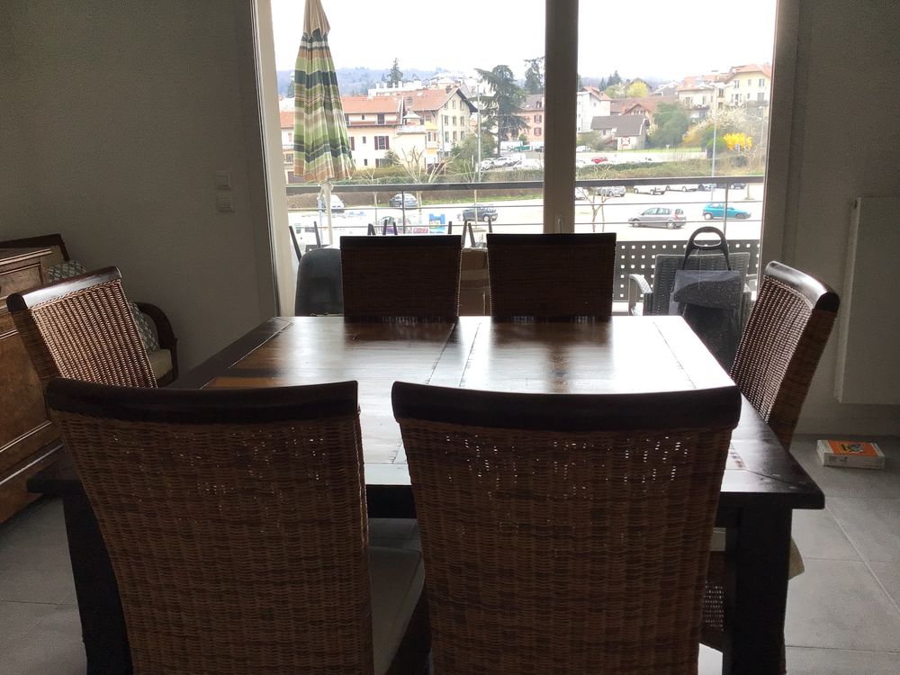 Table et fauteuils de salle &agrave; manger Meubles
