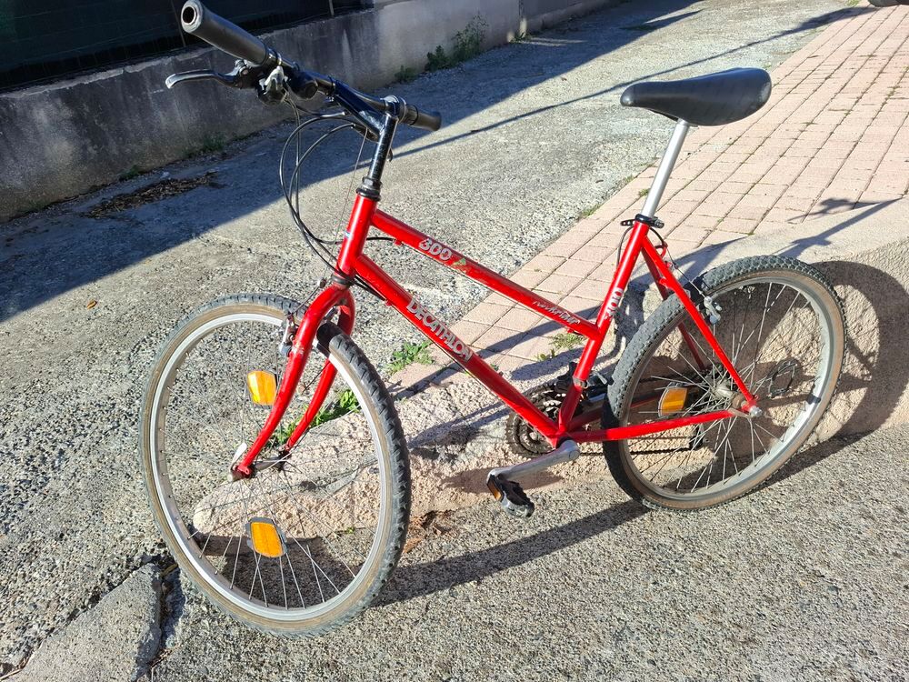 V&eacute;lo Rockrider 300 en bon &eacute;tat :
Vélos