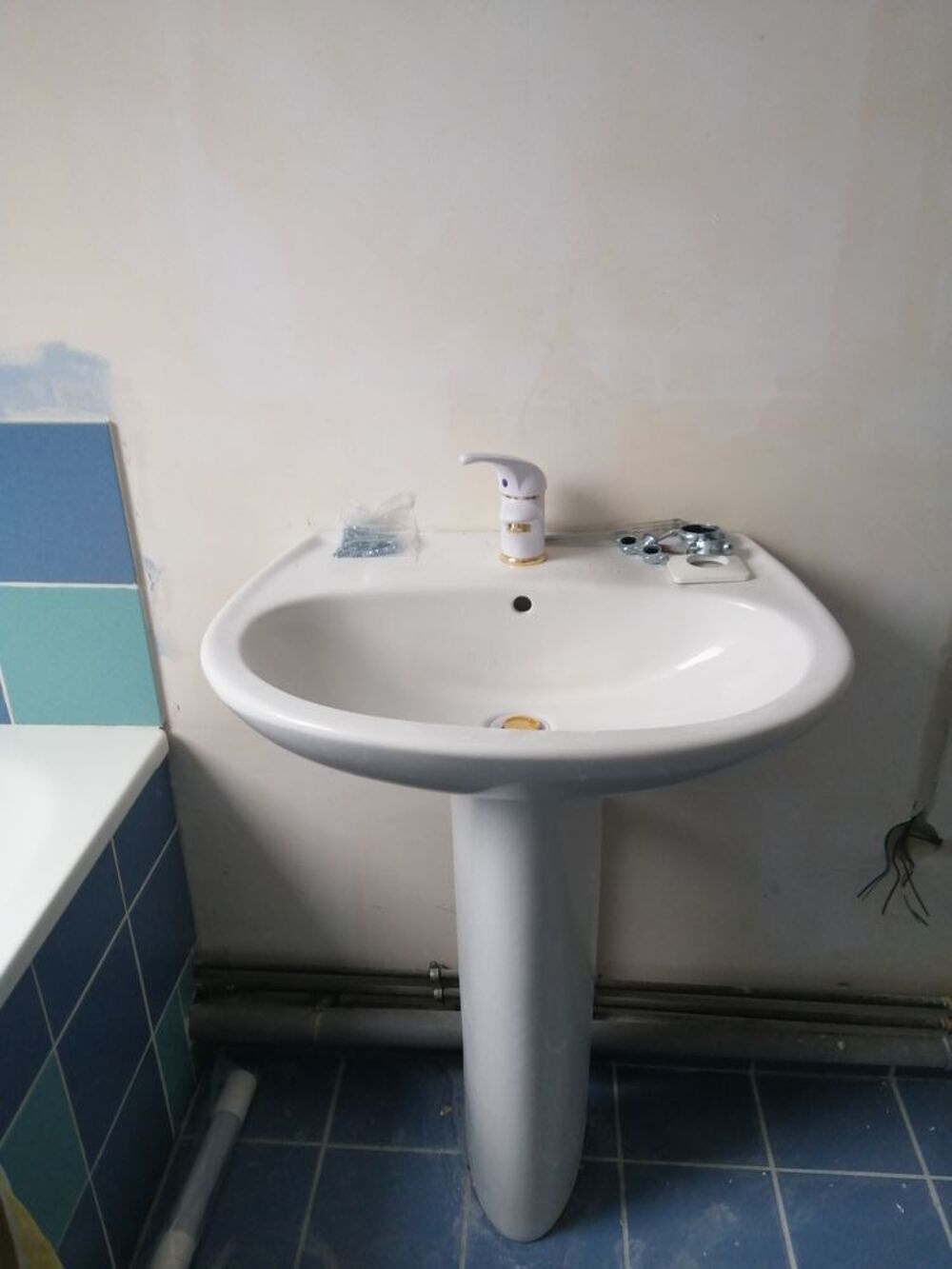 Lavabo sur pied avec mitigeur blanc Bricolage