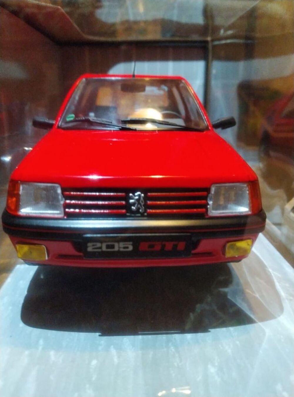 PEUGEOT 205 GTI ROUGE SOLIDO 1/18 