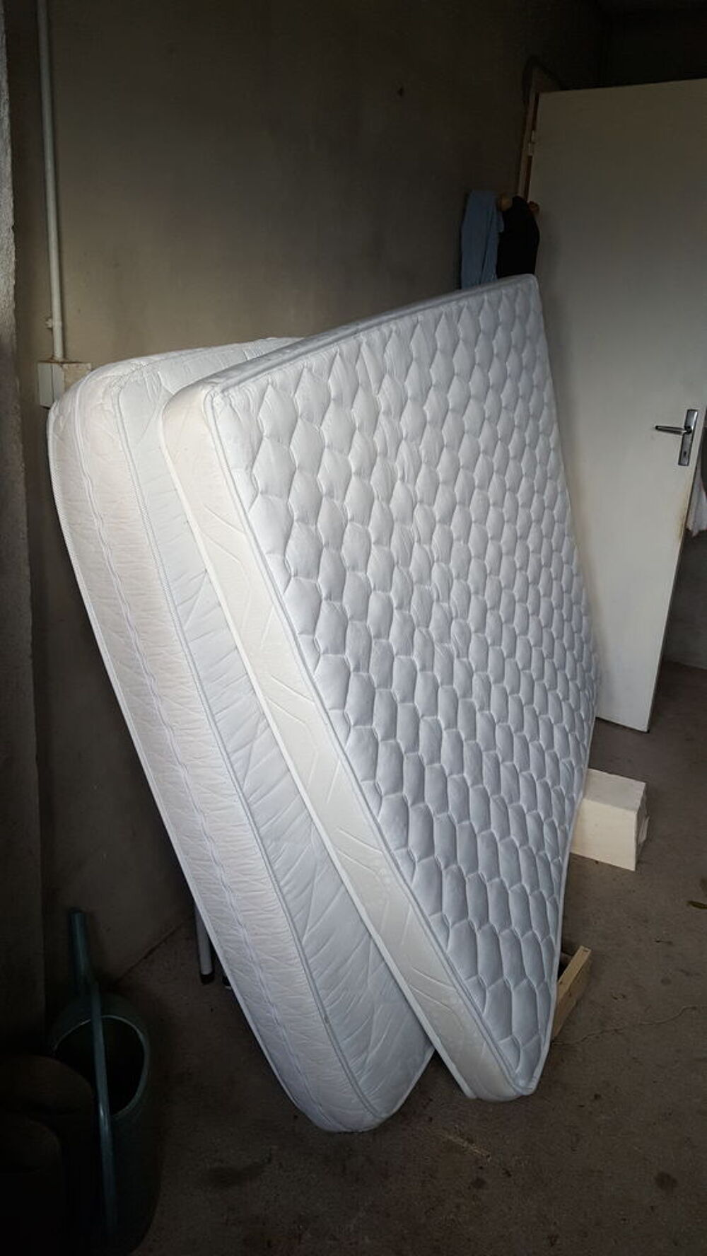vends deux matelas jamais servi 140x190 Meubles