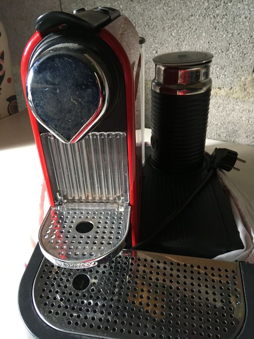 cafeti&egrave;re &agrave; caf&eacute; marque Nespresso avec mousseur pour pi&egrave;ce Electroménager