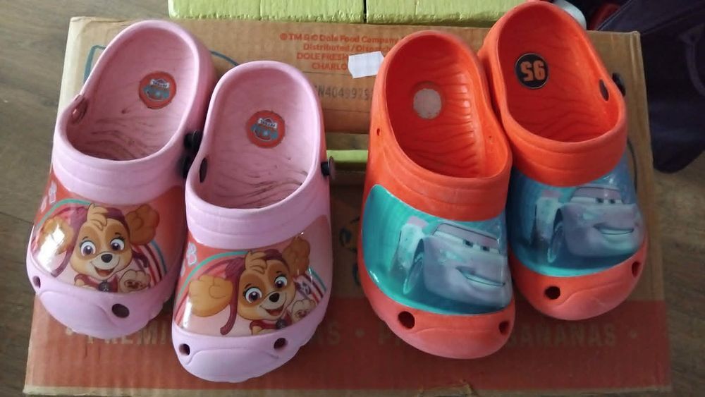 2 paires de sabots croco pour enfant. 27 Chaussures