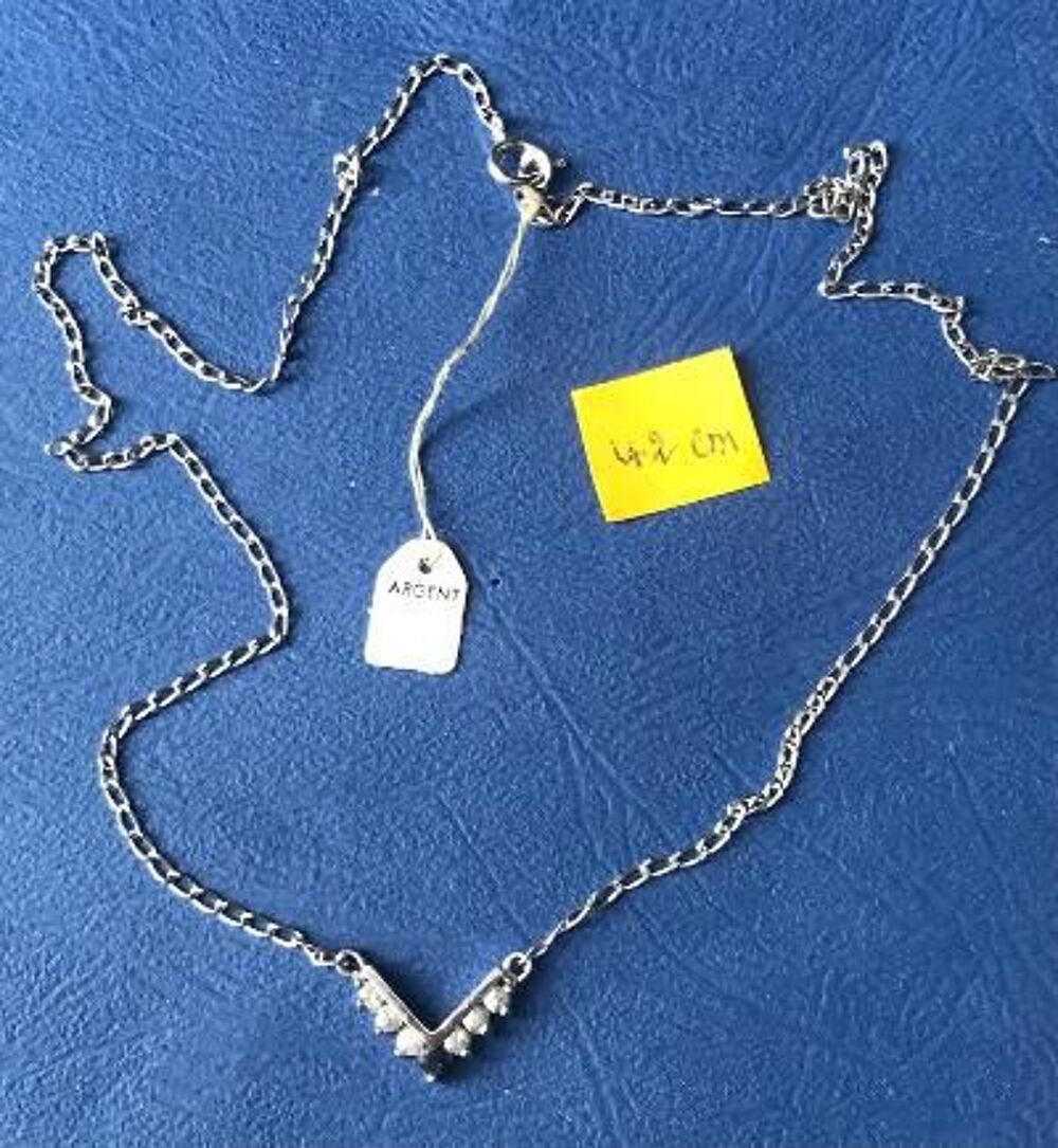 Collier en ARGENT poin&ccedil;onn&eacute; pierre bleue et zircons Bijoux et montres