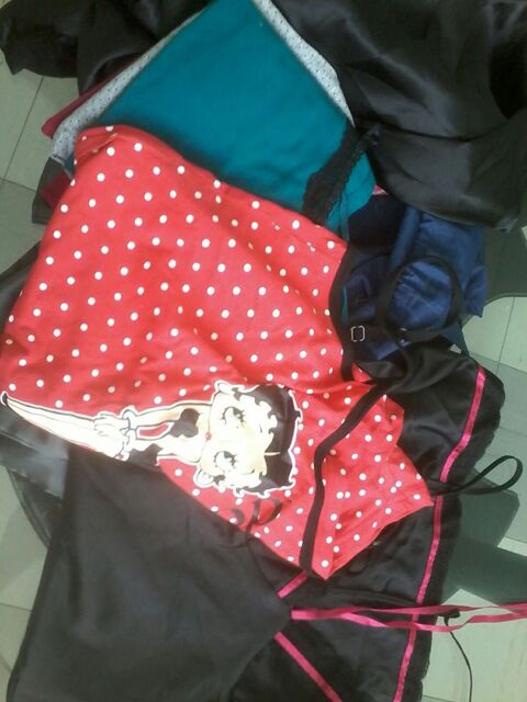 sac rempli de lingerie  été  pour la nuit  neuf  étiquettes 40 Tourcoing (59)