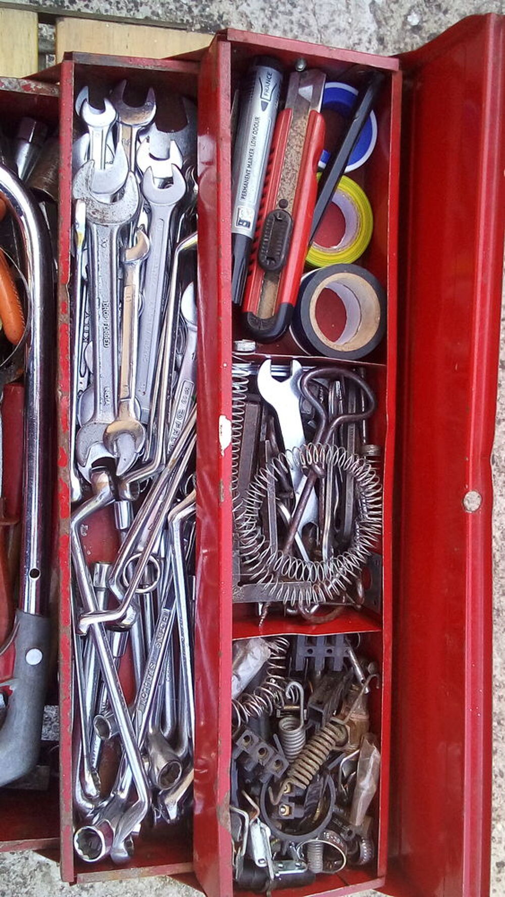 une caisse a outils remplie d'outils divers ; en bon &eacute;tat . Bricolage