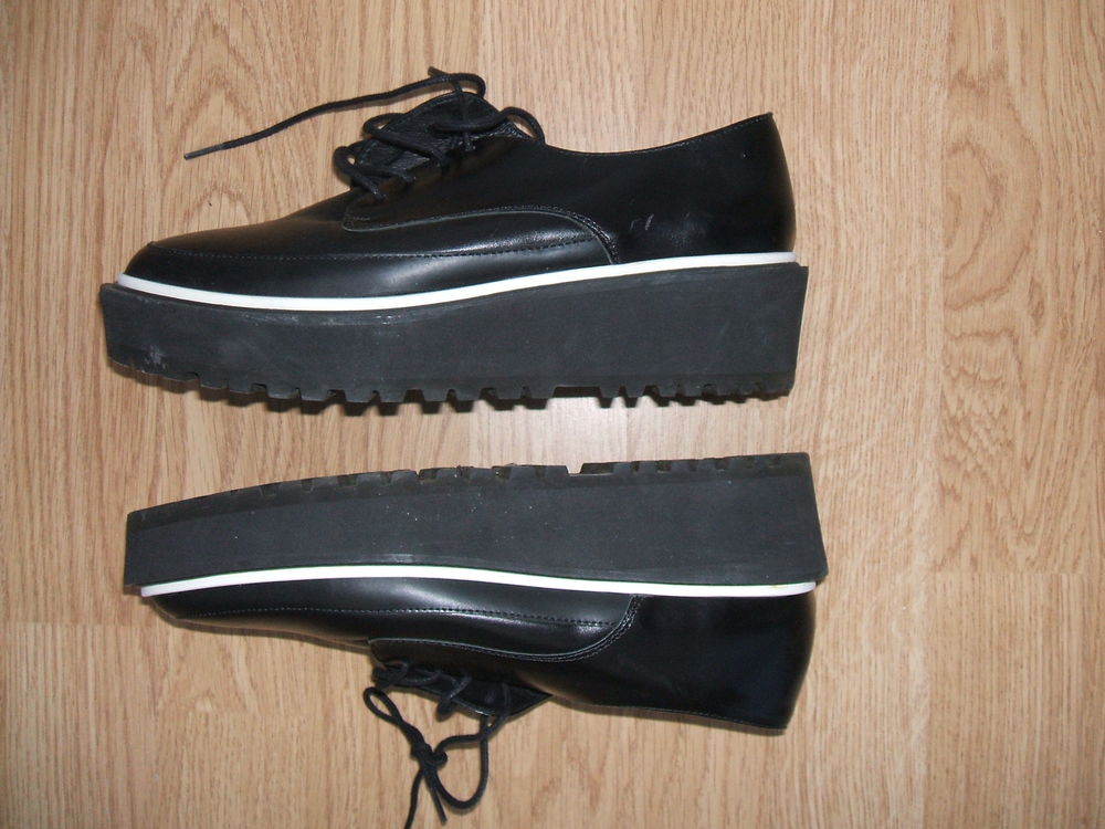 une paires de chaussures Vtements