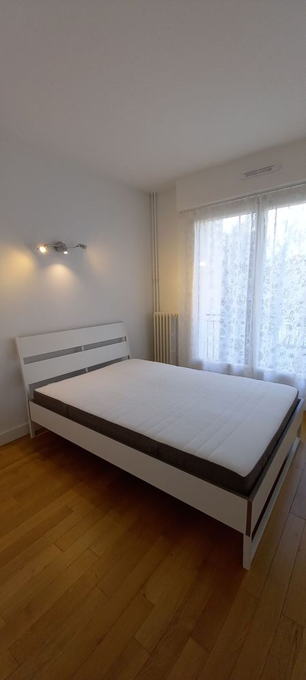 Lit double + matelas + sommier Meubles