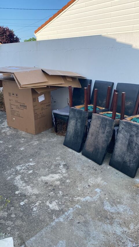 8 chaises simili cuir  0 La Ferrire (85)