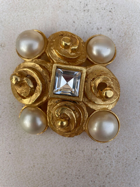 Broche carr�e dor�e LANVIN strass et perles nacr�es 220 Vigneux-sur-Seine (91)