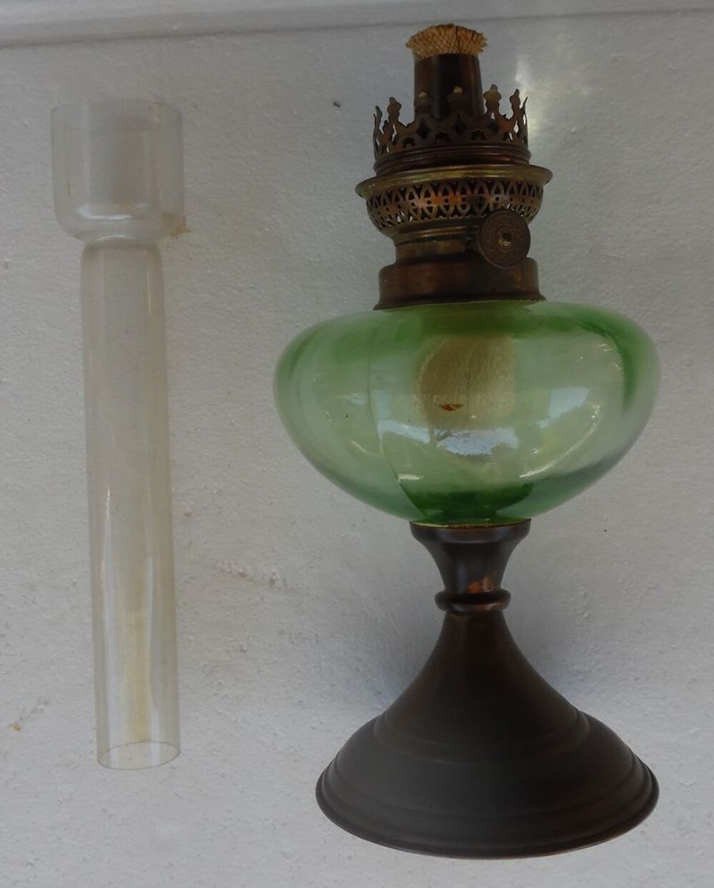 Jolie lampe &agrave; p&eacute;trole en laiton,r&eacute;servoir en verre ans 50 Décoration