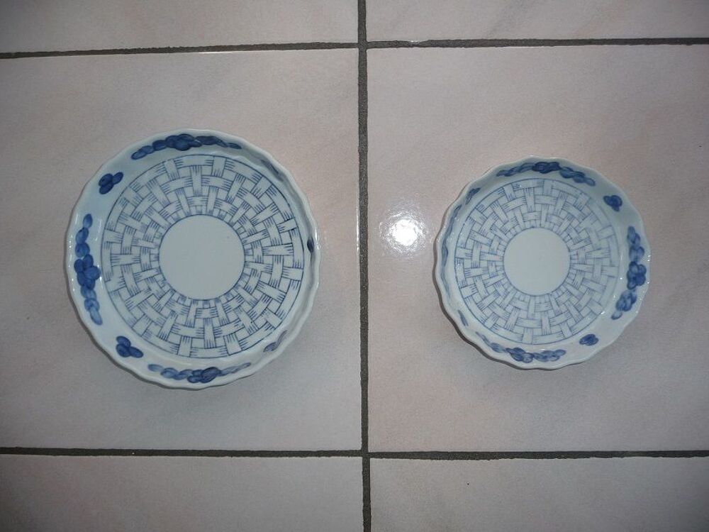 2 plats ronds porcelaine motifs bleus + 2 supports Cuisine