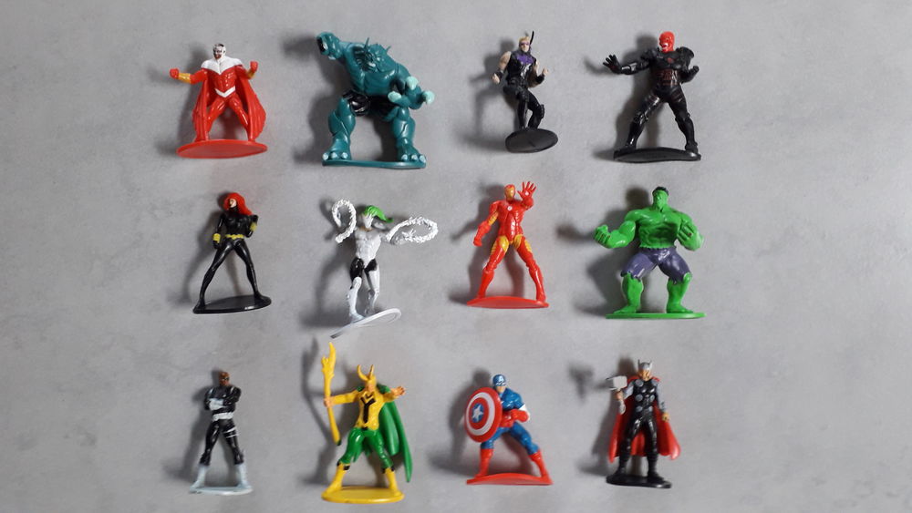 Lot de 12 figurines Marvel Jeux / jouets