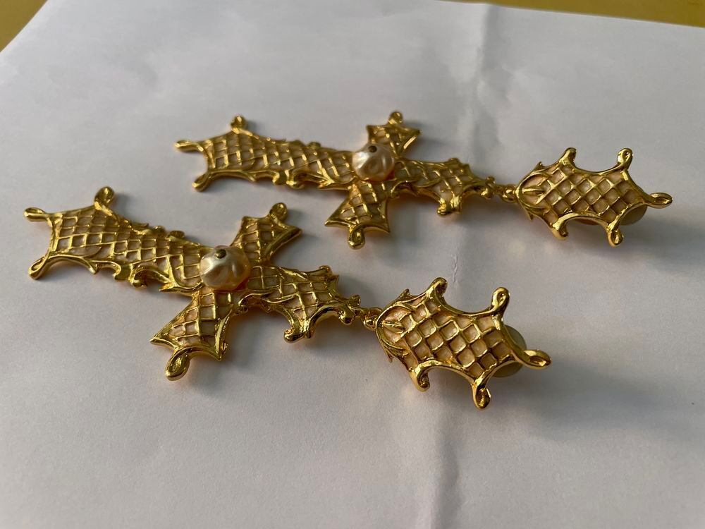 BO Clip croisillons email blanc nacr&eacute; pendant croix LACROIX Bijoux et montres