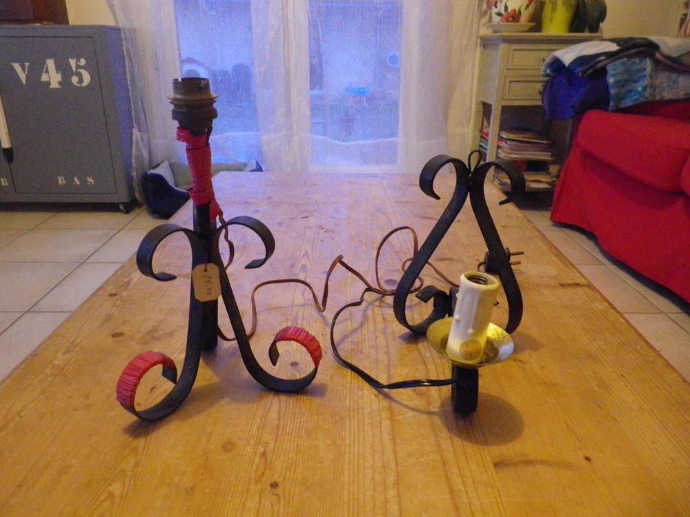 Lampe tripode et son applique en fer forg&eacute; Décoration