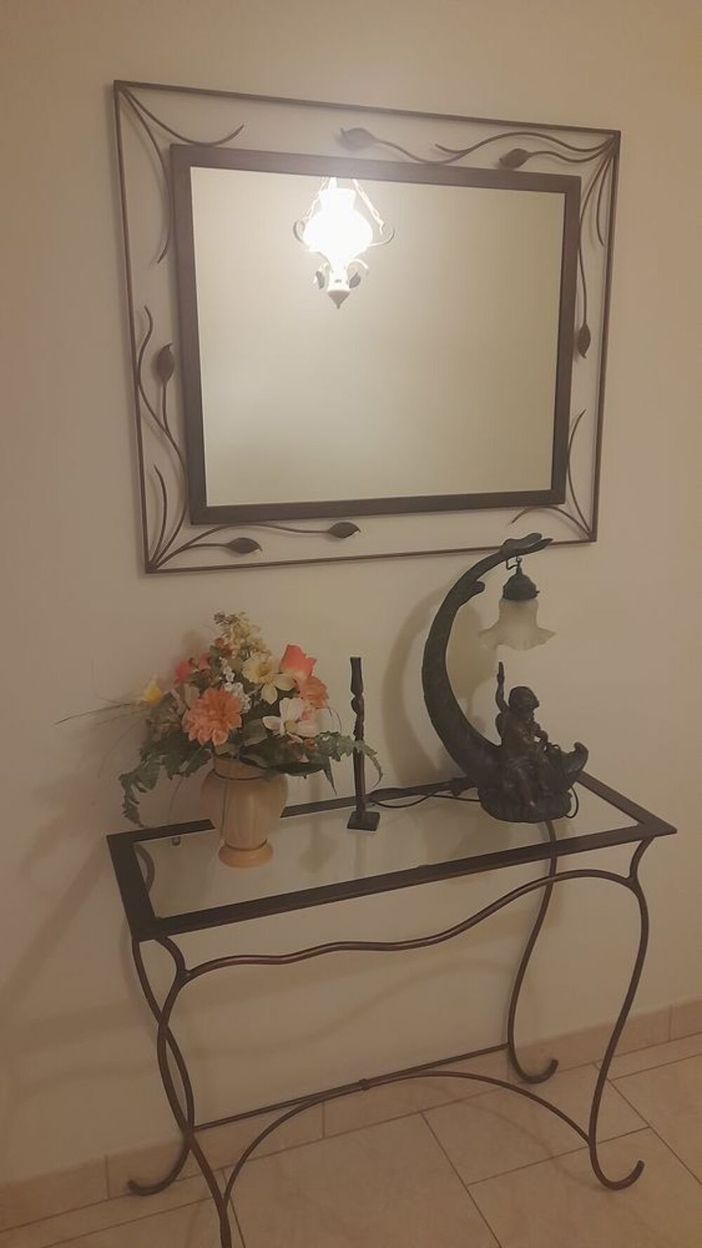 Table avec miroir. Meubles