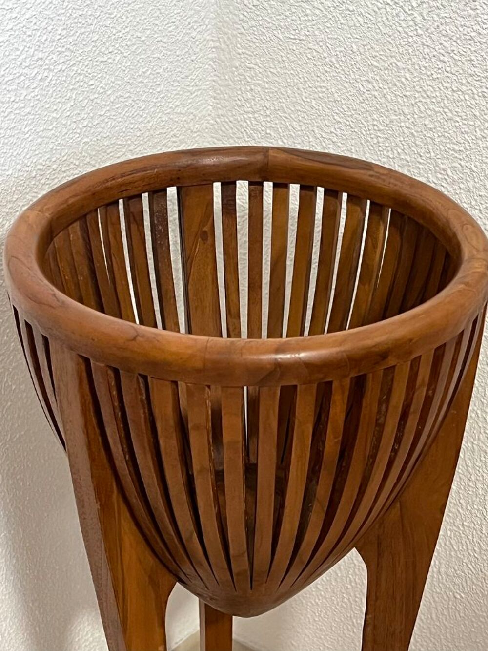 CACHE-POT sur pied, 70 cm de haut, en bois exotique Meubles