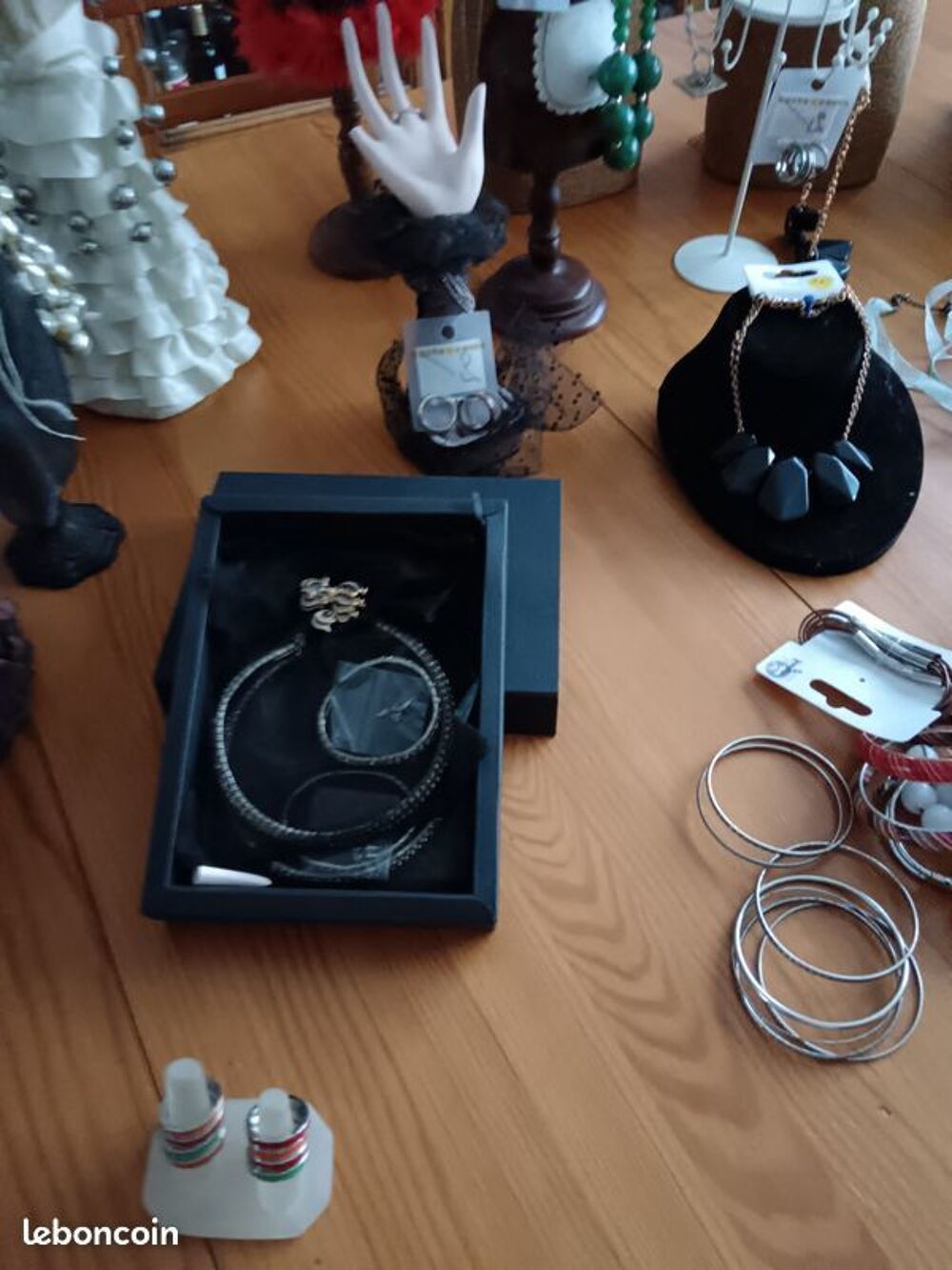 Enorme lot bijoux - Pr&eacute;sentoirs - Emballages Bijoux et montres