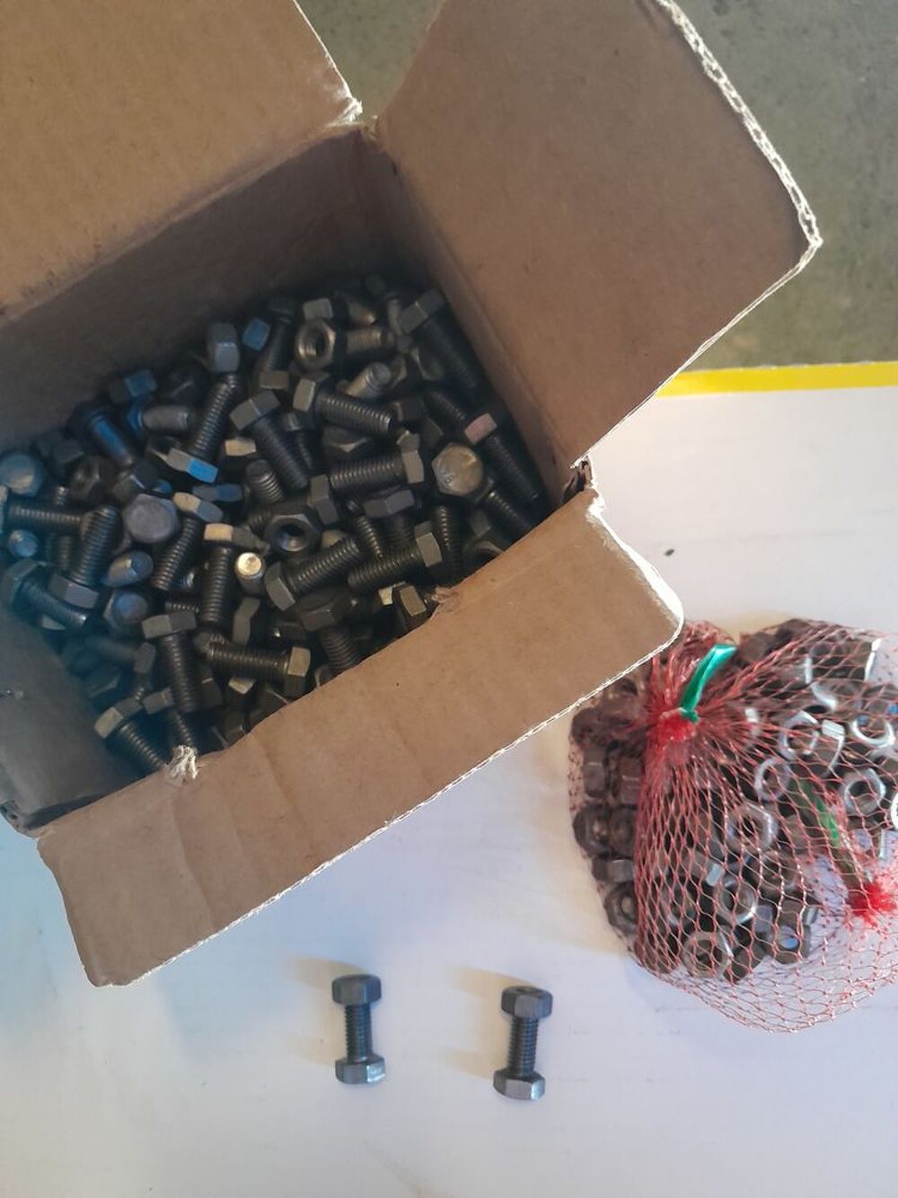 Boite de 200 boulons avec &eacute;crous + 1 sachet d'&eacute;crous. Bricolage