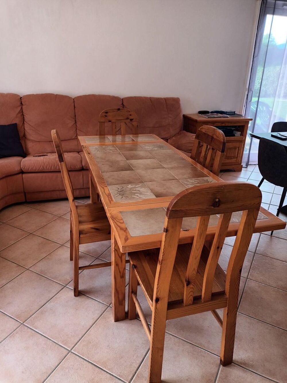 Ensemble : Table Cuisine + 4 chaises en pin massif : 150 €
Meubles