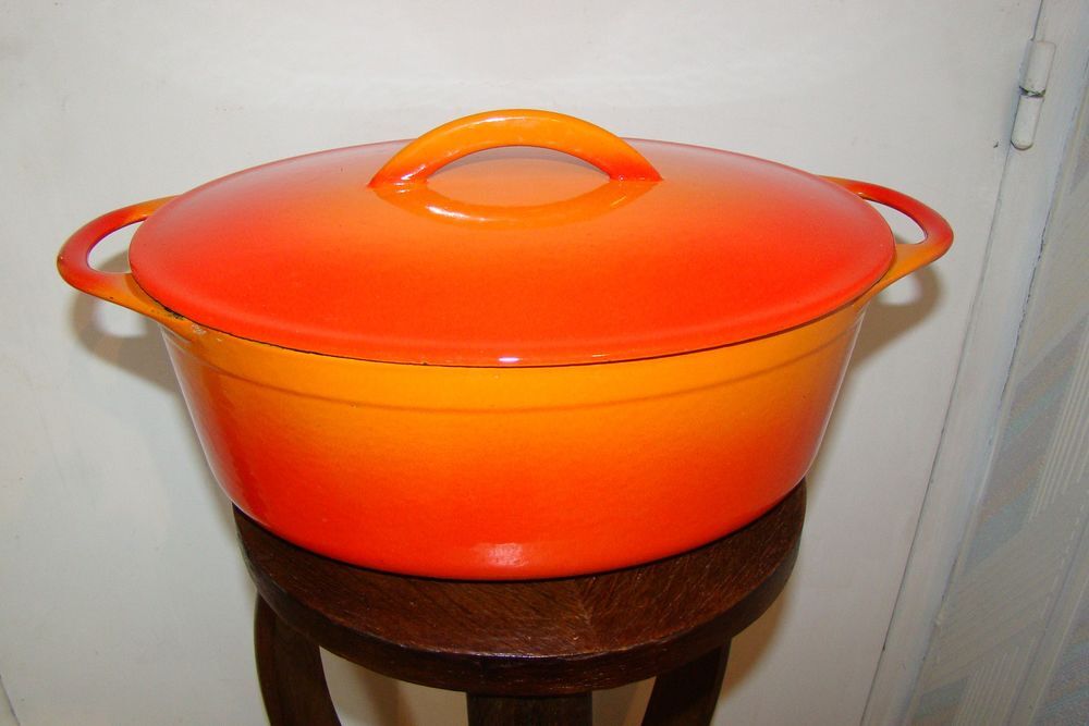 Cocotte ovale en fonte &eacute;maill&eacute;e vintage ann&eacute;es 1960 Décoration