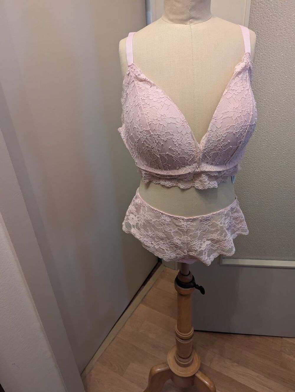 Lot de sous v&ecirc;tements en dentelle Vêtements