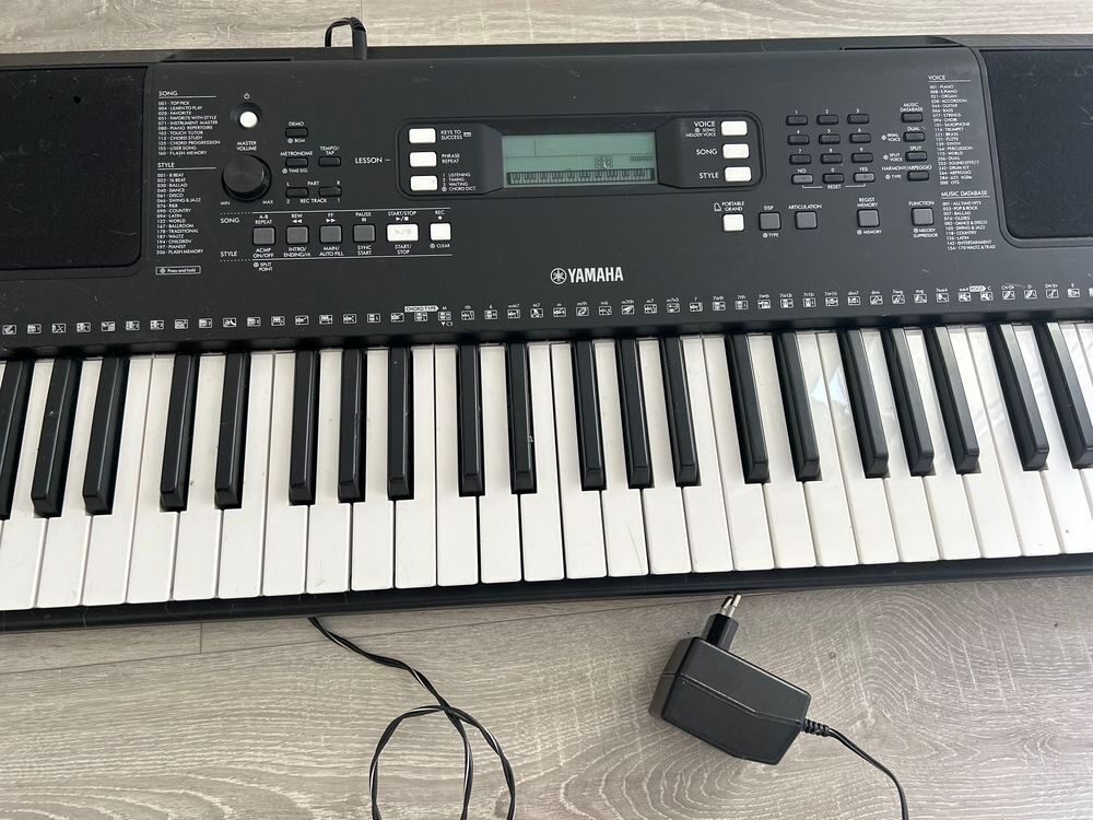 Clavier Yamaha PSR-E373 avec adaptateur, bon &eacute;tat Instruments de musique