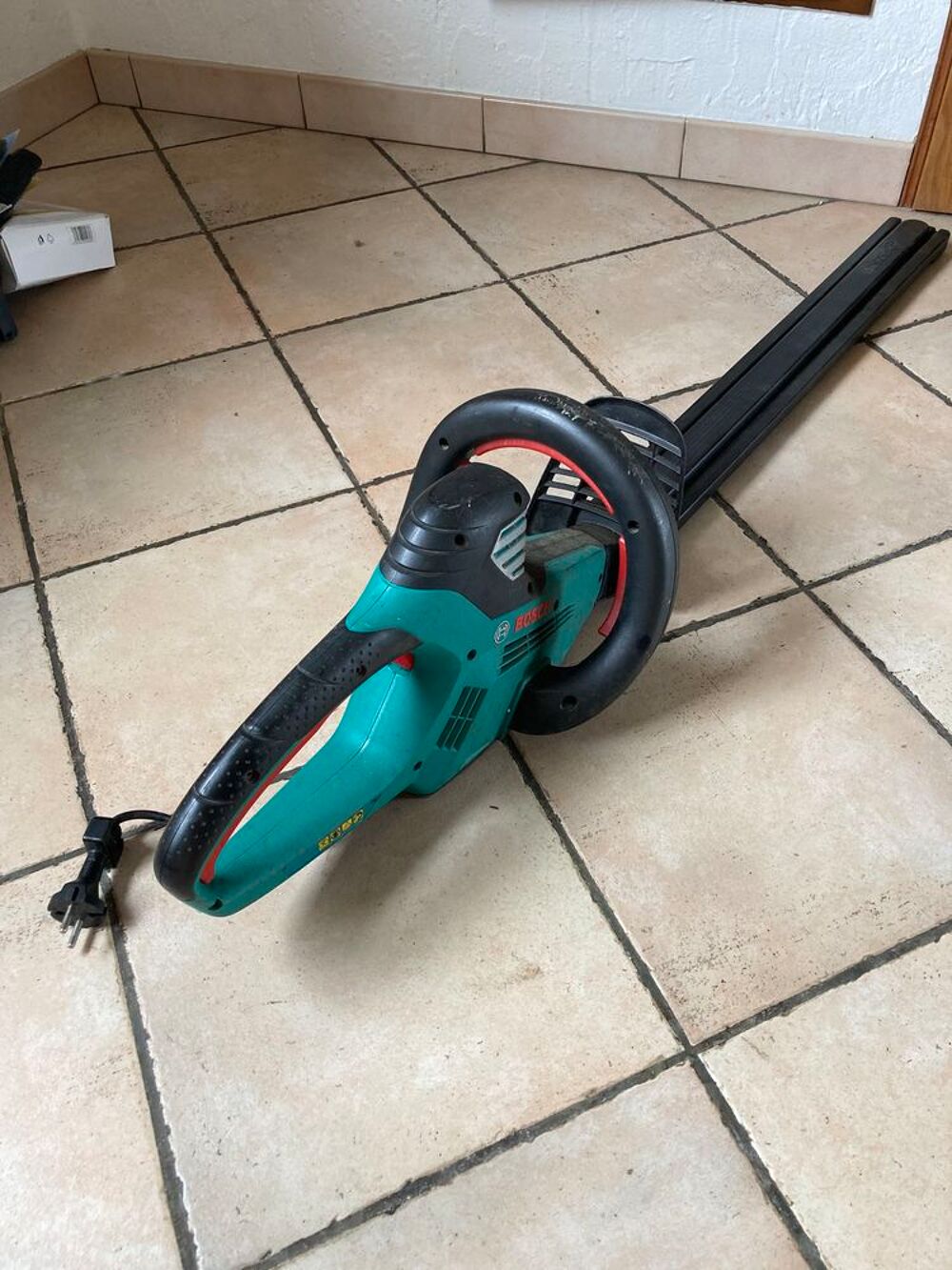 Taille Haie &agrave;lectrique Bosch 700 watts Jardin
