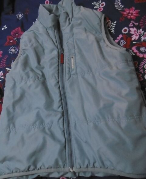 Doudoune bleue ciel sans manche, C�lio 16 Villars-les-Dombes (01)