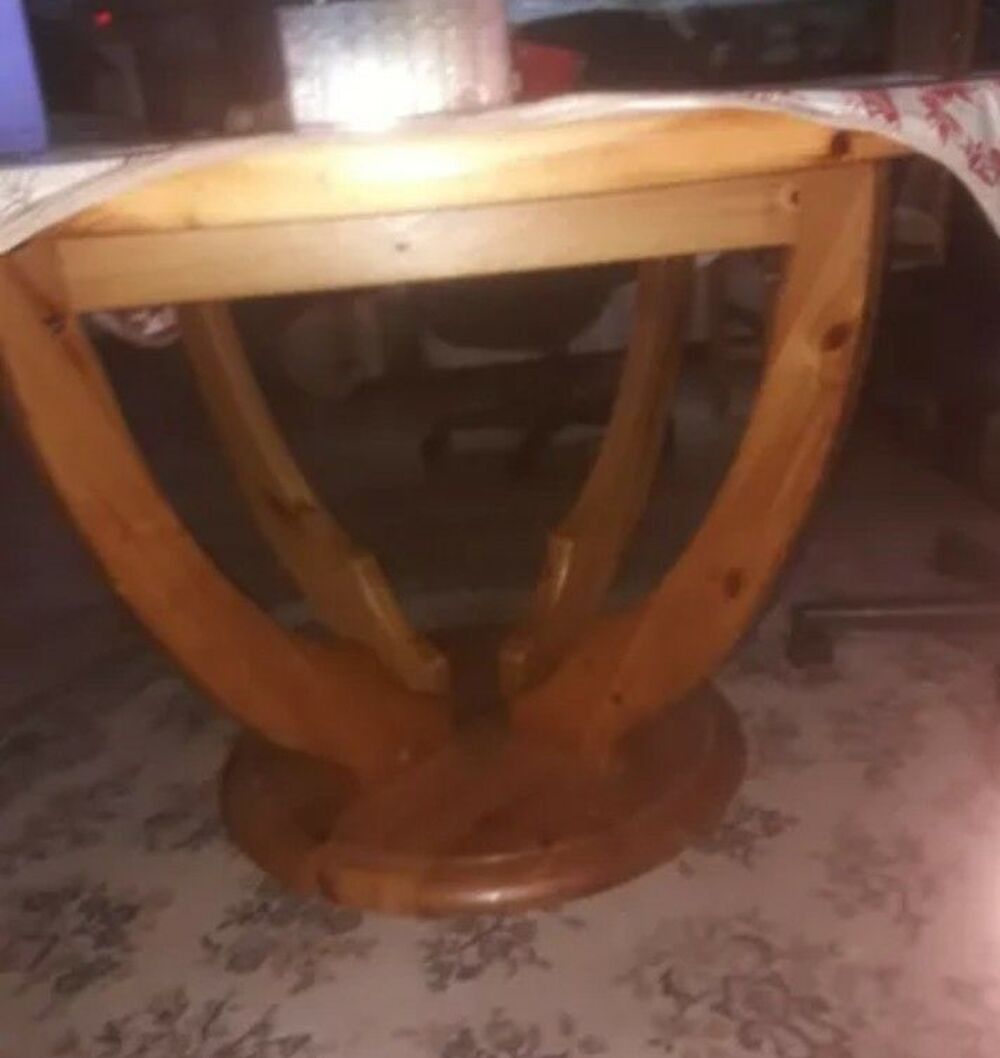 Table ovale quatre chaises en ch&ecirc;ne massif ( bois des chaises un peu ab&icirc;m&eacute;) Meubles