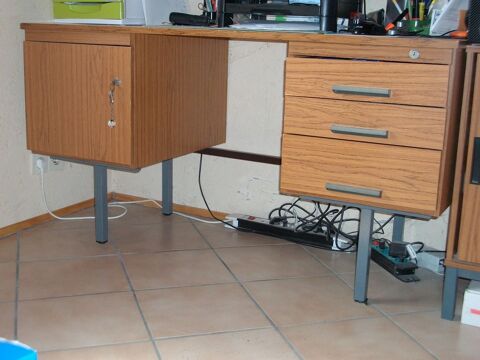 Bureau solide sur pieds métalliques 58 Bouxwiller (67)