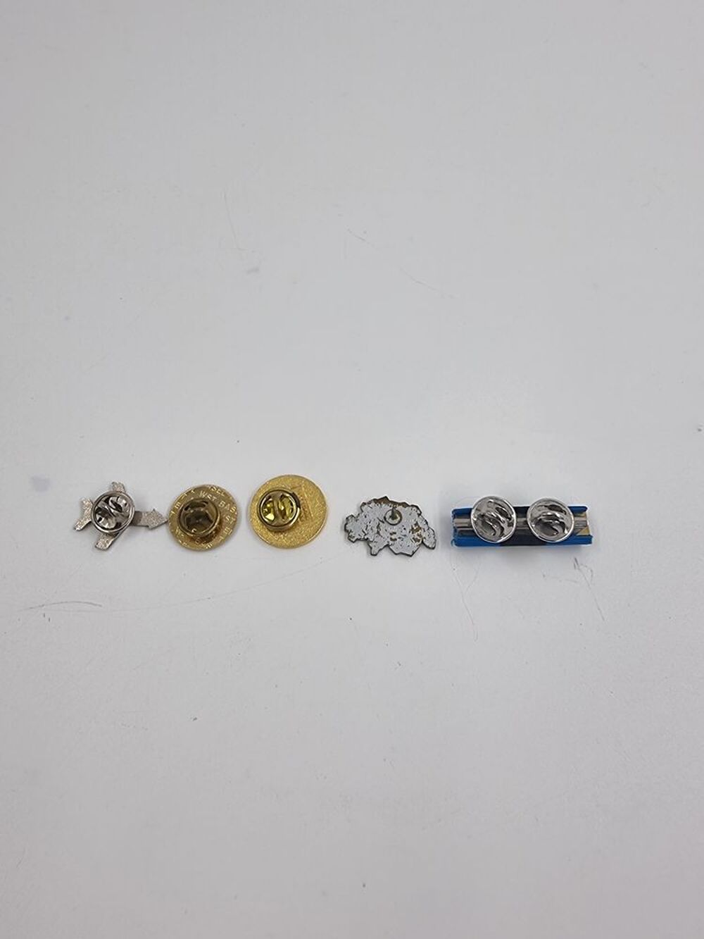 Lot de 4 pin's suisse 