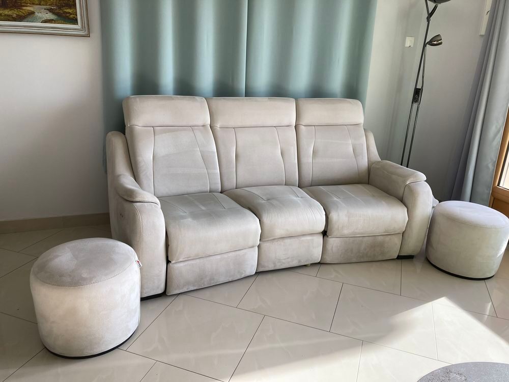 canap&eacute; 3 places plus 2 poufs Meubles