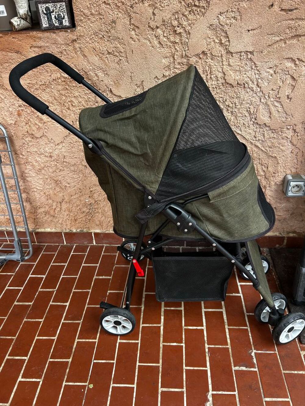 Poussette pour chien/chat ? Tr&egrave;s bon &eacute;tat ? Pliable ? Colori Jardin