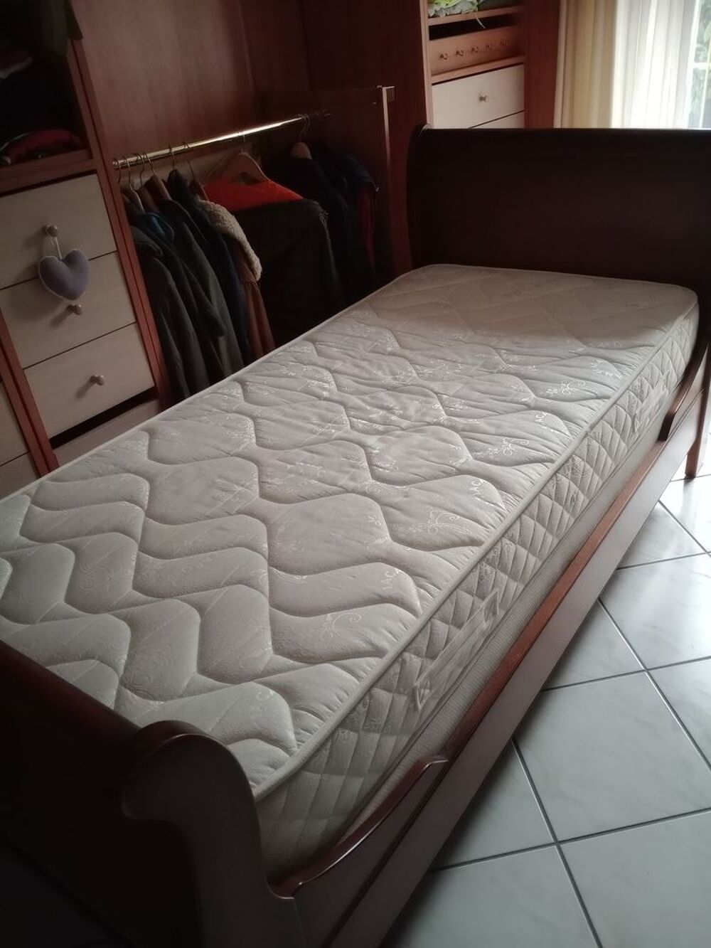 Lit rouleau 1 et table de chevet Meubles