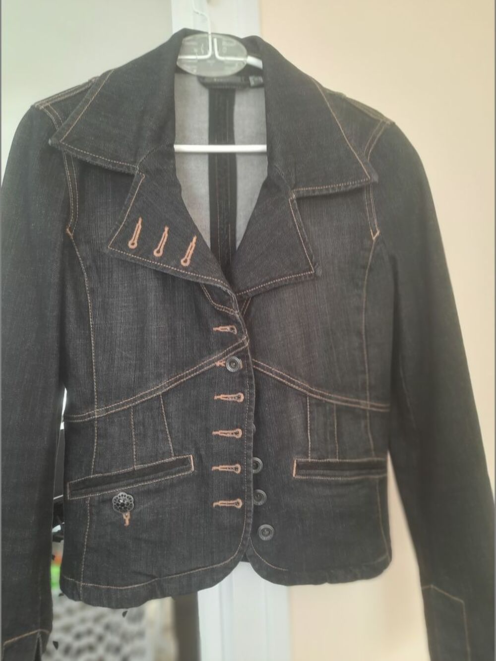 veste en jean 
Vêtements