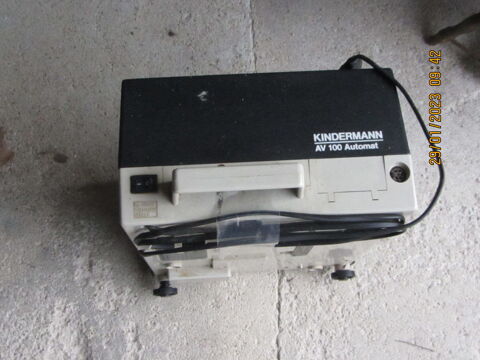 MULTITUDE D'OBJETS:VAISSELLE/APPAREILS SPORTS/BUREAU 
650 Isdes (45)