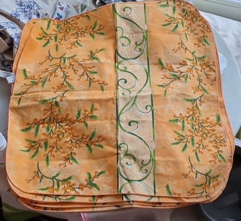 5 tr&egrave;s jolies serviettes de table neuves Décoration