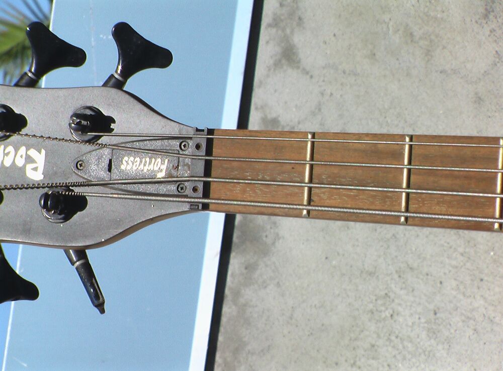 guitare basse &agrave; r&eacute;parer Instruments de musique