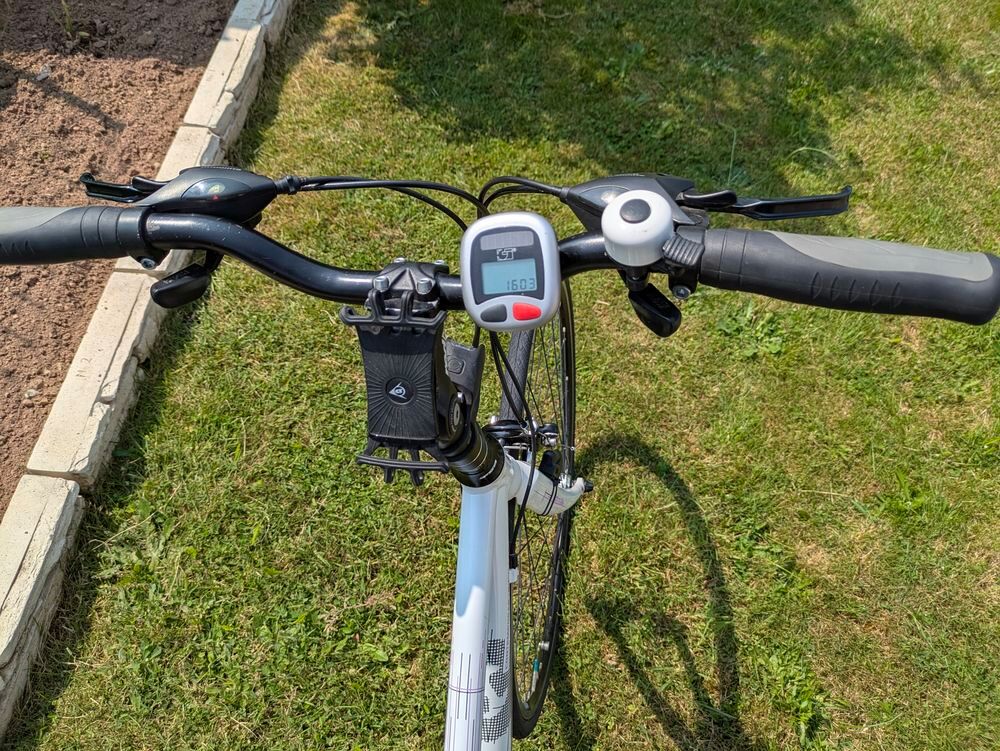 V&eacute;lo femme trekking route Vlos