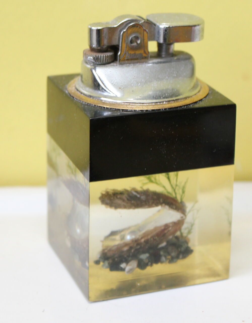 Briquet de table avec inclusion huitre perli&egrave;re
ann&eacute;e 60 