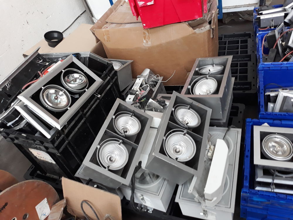 spot+allog&egrave;ne+de+magasin+tr&egrave;s+dissigne+simple+et+double+100w Meubles