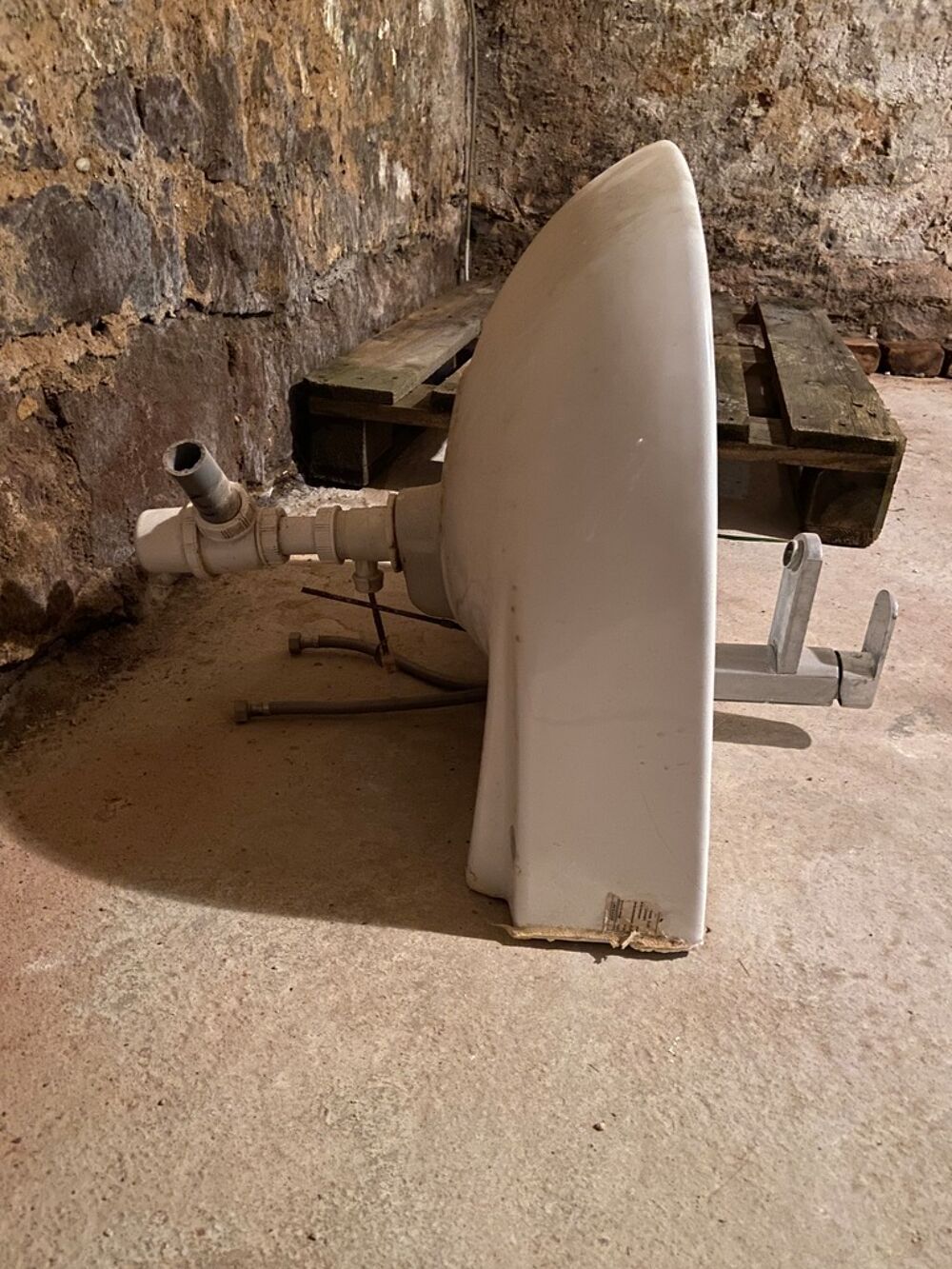 Lavabo mural en c&eacute;ramique blanche Bricolage