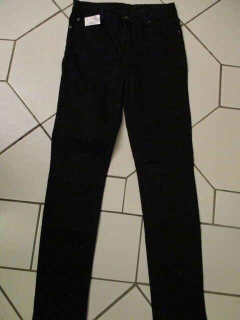 Pantalon noir CHEAP MONDAY T38
Forme jean , coton et lastan 16 Sathonay-Village (69)