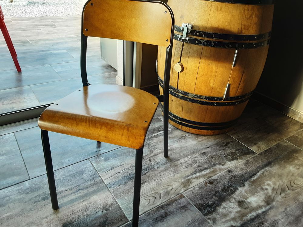 1 chaise style &eacute;coliers comme neuve 
Meubles