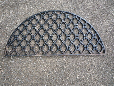 Grille/soupirail demi-lune en fonte
165 Castres (81)