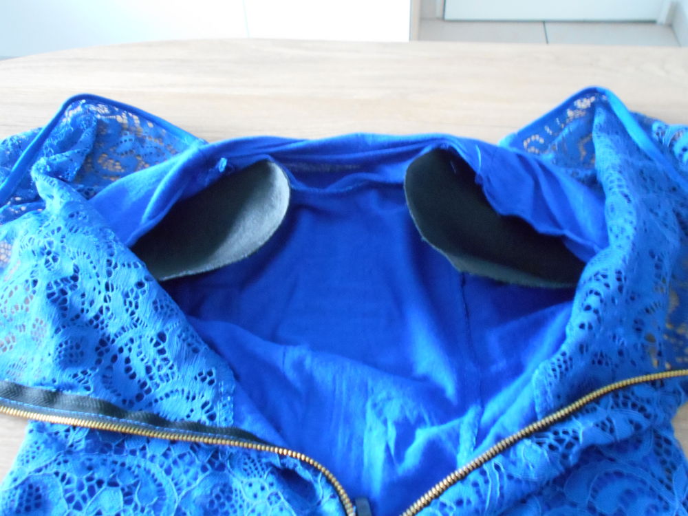 Jolie robe bleue roi en dentelle Taille XS/34 Neuve Vêtements