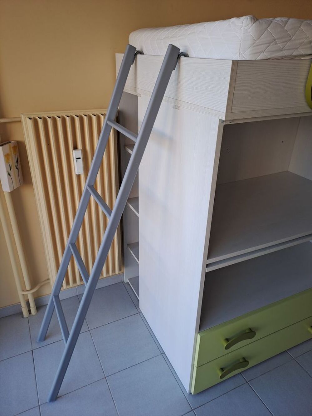 Lits superposees + bureau + rangements
Mobilier enfants