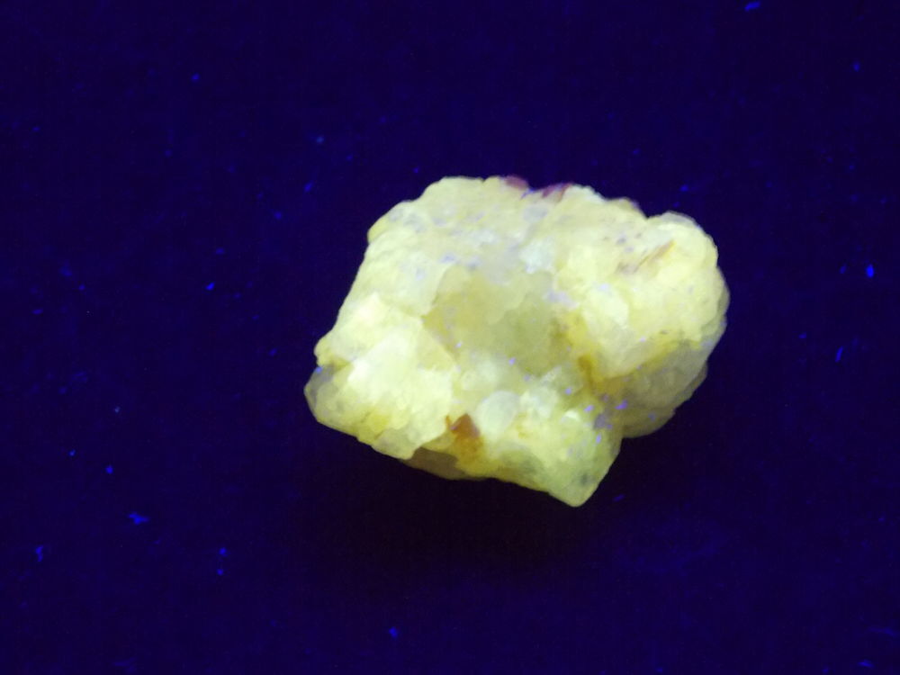 Cristal de C&eacute;rusite fluorescence sous UV longs Les Dalles 
